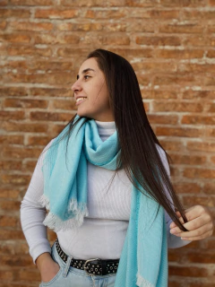 Ruana celeste lisa