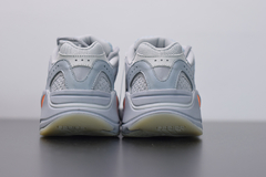 Yeezy 700 V2 "Inertia" na internet
