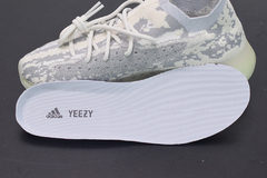Adidas Yeezy Boost 380 'Alien' na internet