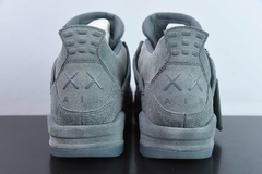 Nike Air Jordan 4 Kaws "Cool Grey" na internet