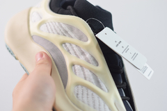 Imagem do Yeezy 700 V3 "Azael"