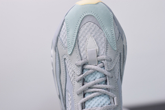 Yeezy 700 V2 "Inertia" na internet