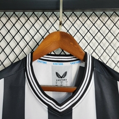 Camisa New Castle Home 23/24 Modelo Torcedor na internet