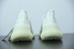 Adidas Yeezy Boost 380 'Calcite Glow' na internet