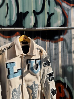 Jaqueta LV Varsity “Milky White” na internet