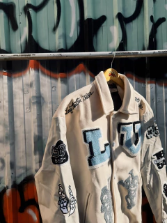 Jaqueta LV Varsity “Milky White” - Lojinha do Jota 