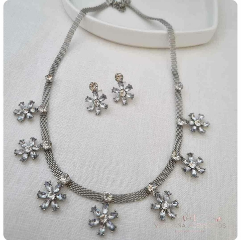 Conjunto de Brincos e Colar em Banho Prata com Pedras de Cristal e Zircônias CJ139