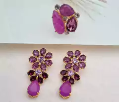 CJ385 - Conjunto de Brincos e Anel com Cristais Roxos e Detalhes Florais