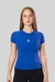 Camiseta de compressão feminina de cor azul, modelo justo, com logo em destaque na parte frontal.