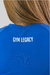 Camiseta de compressão feminina azul da marca Gym Legacy, vista pela parte de trás, destacando o logotipo.