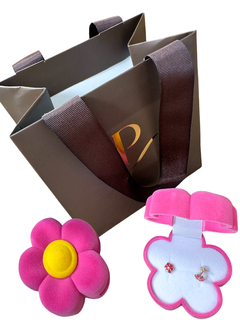 Brinco infantil florzinha vermelha tarraxa baby folheado a ouro. na internet