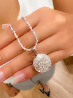 Colar relicário redondo vazado 2cm semijoia prata leve.