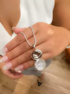 Colar relicário redondo vazado 2cm semijoia prata leve. - comprar online