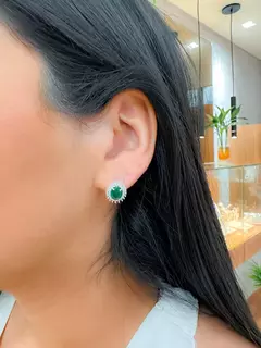 Brinco pedra verde e brilhantes oval semijoia prataleve. - comprar online