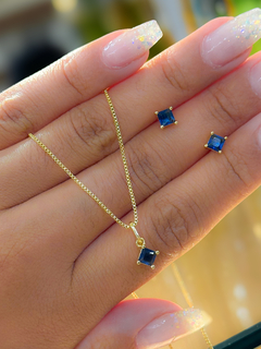 Conjunto pedra quadrada azul escuro folheado a ouro. - Companhia Da Prata