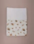 Fralda de ombro branca com barradinho estampado com abelhas amarelas e flores marrons