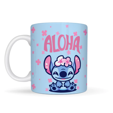 Caneca azul com estampa do personagem Stitch sorridente usando flores na cabeça e a palavra "Aloha" em rosa
