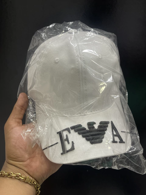 Armani branco bordado na aba
