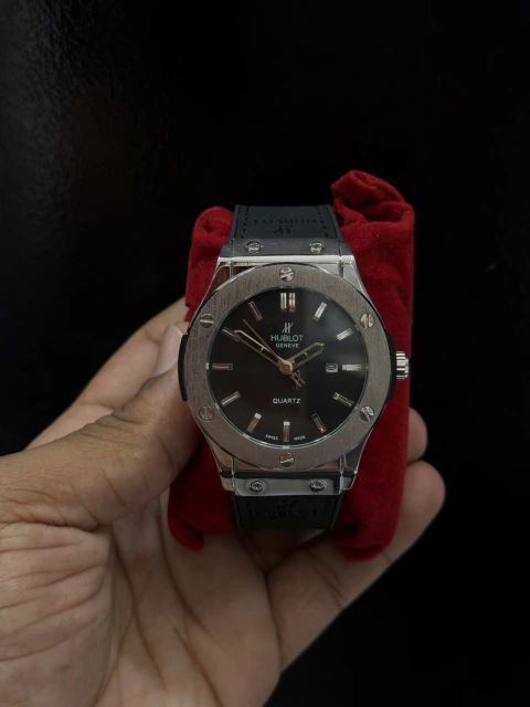 Relógio Hublot prata fundo preto