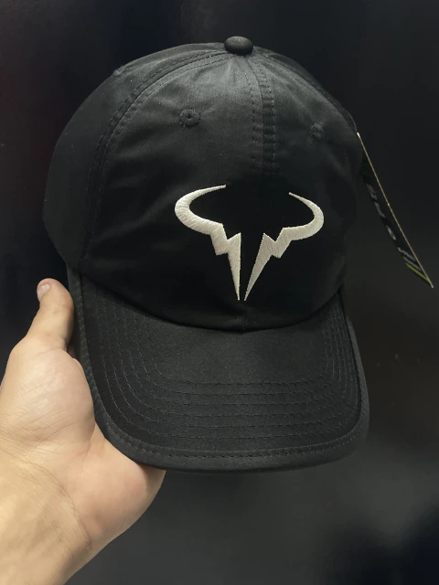 Nadar o preto bordado branco