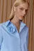 CAMISA DETALHE FLOR COLOR - AZUL BRIGITTE - comprar online