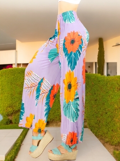 Pantalones de pierna ancha stretch con estampado y diseño plisado