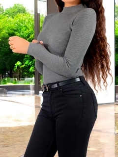 Suéter Casual de Mujer Cuello Alto – Elegancia Atemporal