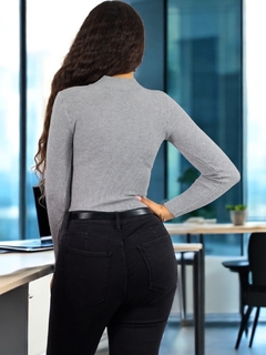 Suéter Casual de Mujer Cuello Alto – Elegancia Atemporal - tienda en línea