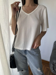 Imagen de Remera básica escote V