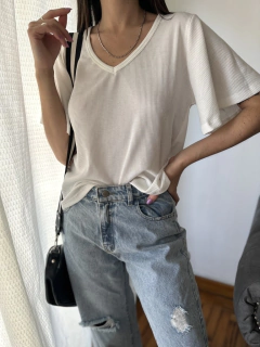 Remera básica escote V - tienda online