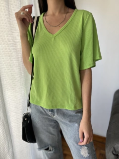 Remera básica escote V