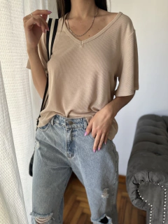 Remera básica escote V