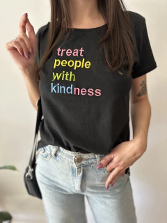 Remera Kidness - Karma Mayorista