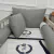 Enxoval de Berço Completo confeccionado em percal 200 fios com tecido 100% algodão. Peças com fechamento em zíper e refil de enchimento. Acompanha Almofadas Decorativa Personalizada, Lençol, Fronha, Edredom e Laterais para berço.