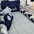 Enxoval de Berço Completo confeccionado em percal 200 fios com tecido 100% algodão. Peças com fechamento em zíper e refil de enchimento. Acompanha Almofadas Decorativa Personalizada, Lençol, Fronha, Edredom e Laterais para berço.