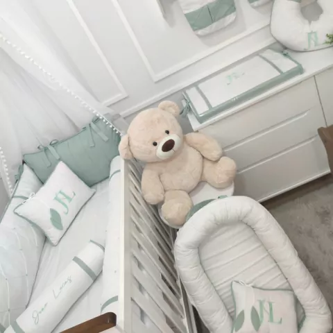 Enxoval de Bebê Completo com kit berço, almofada de amamentação, trocador de cômoda e ninho redutor
Enxoval de Berço Completo 
Kit Trocador de cômoda com Almofada de Amamentação
Almofada de amamentação
Trocador de Cômoda
Ninho Redutor 
Almofadas Decorativ