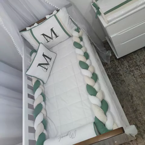 Enxoval de Berço Completo confeccionado em percal 200 fios com tecido 100% algodão. Peças com fechamento em zíper e refil de enchimento. Acompanha Almofadas Decorativa Personalizada, Lençol, Fronha, Edredom e Laterais para berço.