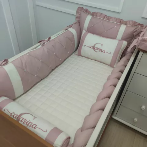 Enxoval de Berço Completo confeccionado em percal 200 fios com tecido 100% algodão. Peças com fechamento em zíper e refil de enchimento. Acompanha Almofadas Decorativa Personalizada, Lençol, Fronha, Edredom e Laterais para berço.