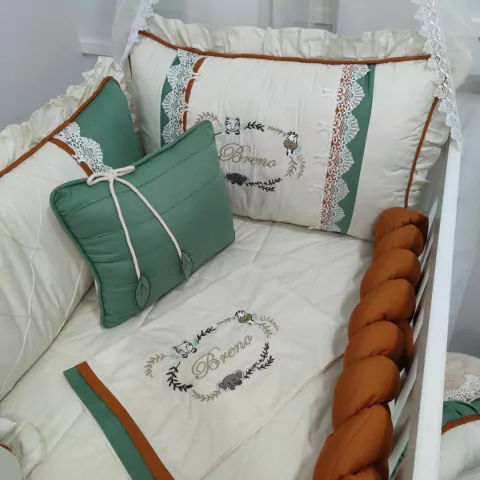 Enxoval de Berço Completo confeccionado em percal 200 fios com tecido 100% algodão. Peças com fechamento em zíper e refil de enchimento. Acompanha Almofadas Decorativa Personalizada, Lençol, Fronha, Edredom e Laterais para berço.