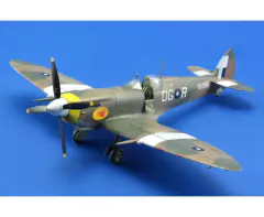 Spitfire Mk. VIII 1/48 - Edição Profipack Eduard 8284 - comprar online