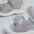 Sandalia Cameron Unisex en color gris, ideal para primeros pasos, con diseño transpirable y cómodo.

