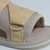 Sandalia ergonómica beige para niños, diseñada para primeros pasos, con tiras cruzadas y suela flexible.

