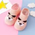 Zapatillas ergonómicas zapamedias, medias con suela flexible, color rosa con diseño de cara de oso, ideales para los primeros pasos de los niños.