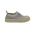 Zapatilla elastizada para bebé en color gris, diseñada para primeros pasos, con suela flexible y liviana.

