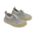 Zapatilla elastizada para bebé en color gris, diseñada para primeros pasos, con suela flexible y liviana.