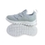 Zapatillas deportivas grises para niños con diseño cómodo y moderno.