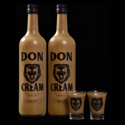 Kit com 2 garrafas de Don Cream Dulce de Leche e 2 copos de shot de 60 ml com estampa de urso, ideal para presentes ou consumo em ocasiões especiais.