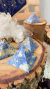 "Trio de Pirámides Naturales de Sodalita en Tronco de Madera Tallada: Equilibrio del Feng Shui"

Nuestro trío de pirámides naturales de Sodalita, exhibido en un tronco de madera tallada a mano, ofrece una mezcla armoniosa de belleza y equilibrio. Perfecto