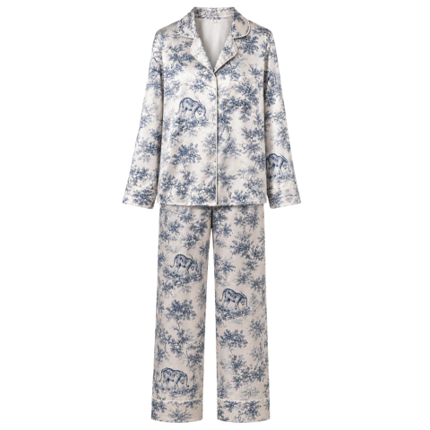 Pijama de satén premium con estampado azul de tigres y ramas sobre fondo blanco, compuesto por camisa de manga larga y pantalón largo