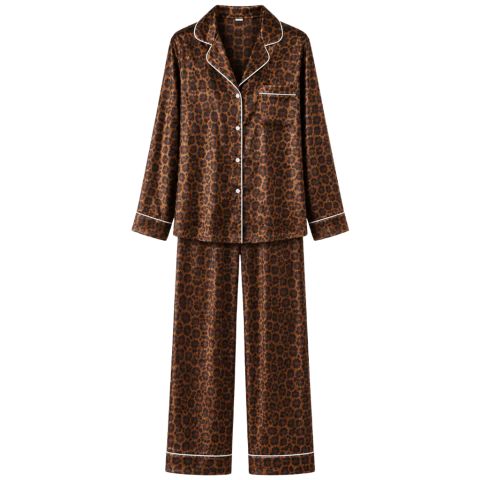 Pijama camisero de satén premium con estampa animal print leopardo y vivos blancos, compuesto por camisa de manga larga con botones y pantalón largo